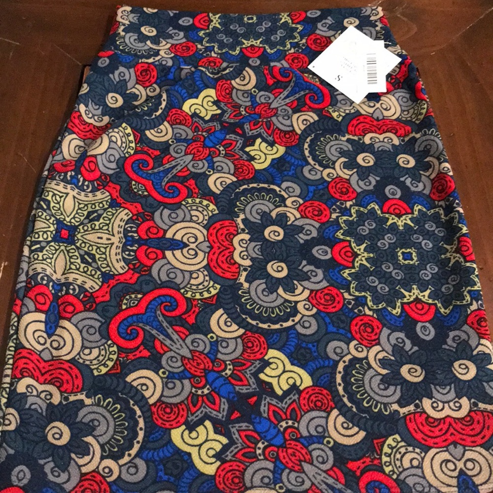 Small LuLaRoe Cassie Pencil Skirt.  Vintage Look.